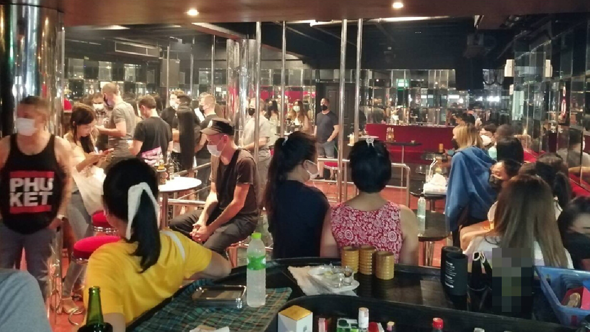 ตร.ทองหล่อทลายผับดังย่านสุขุมวิท นักเที่ยว 61 คน