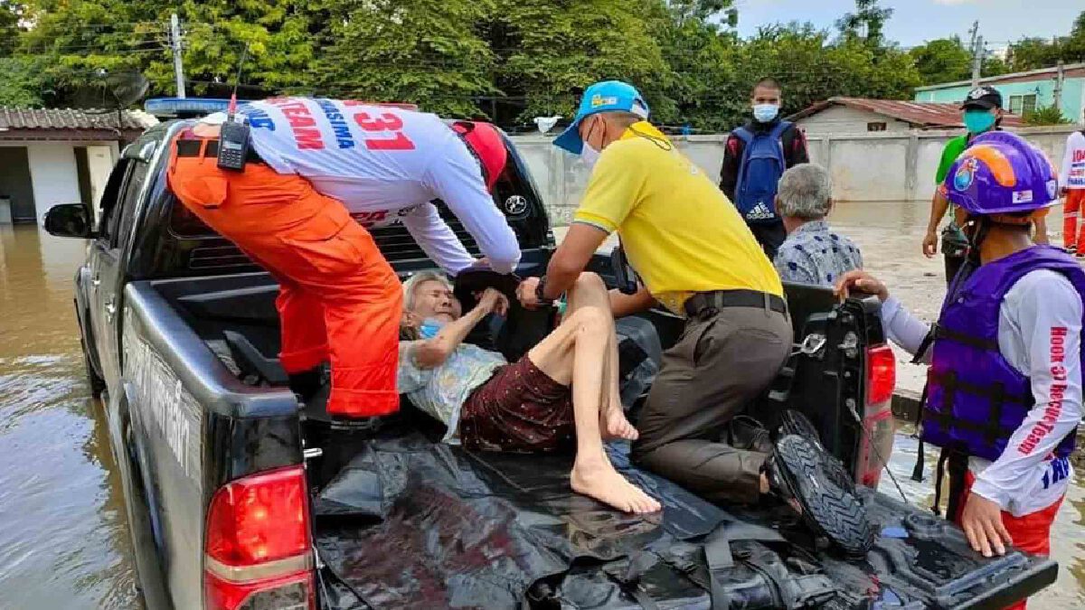 ผกก.เมืองย่าโมนำทีมลุยช่วยเด็กผู้สูงอายุป่วยติดเตียง ผกก.เมืองย่าโมนำทีมลุยช่วยเด็กผู้สูงอายุป่วยติดเตียง