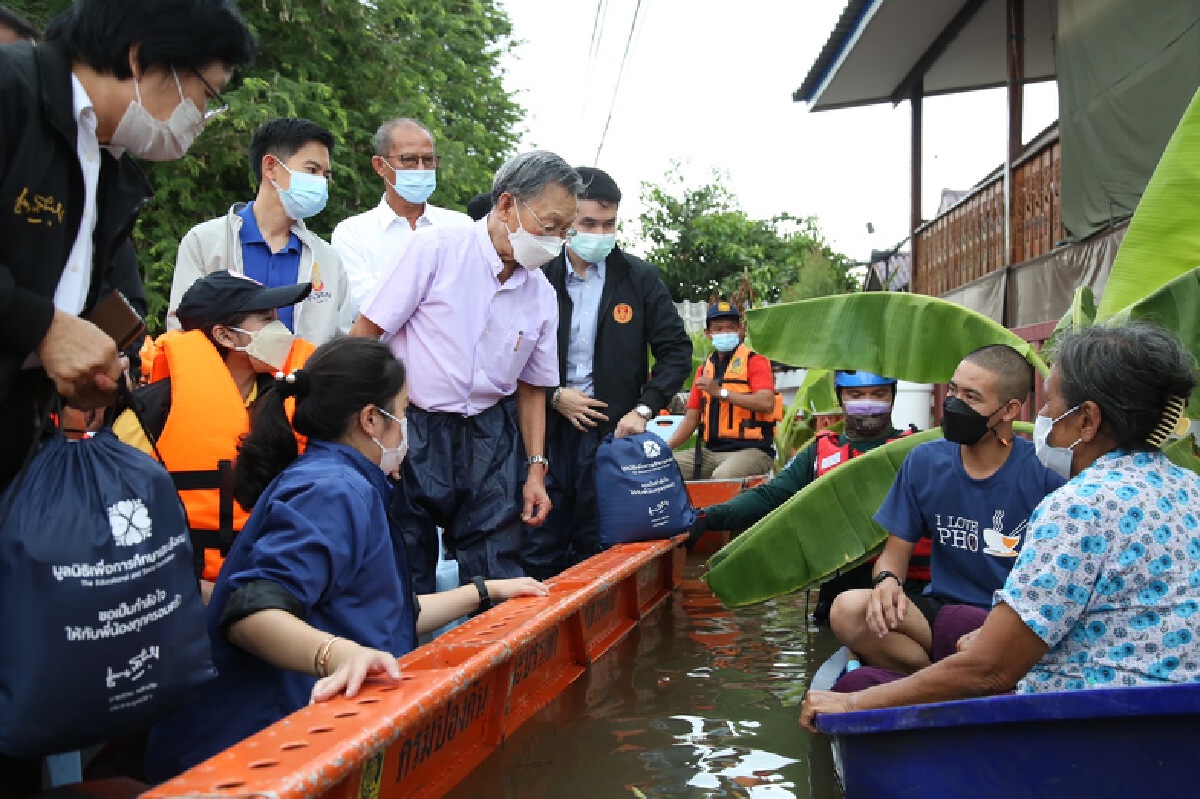 ประธานรัฐสภา พร้อมด้วย ปลัด พม. นั่งเรือลงพื้นที่น้ำท่วม อ.บางไทร จ.พระนครศรีอยุธยา เร่งช่วยเหลือครอบครัวกลุ่มเปราะบาง ประธานรัฐสภา พร้อมด้วย ปลัด พม. นั่งเรือลงพื้นที่น้ำท่วม อ.บางไทร จ.พระนครศรีอยุธยา เร่งช่วยเหลือครอบครัวกลุ่มเปราะบาง