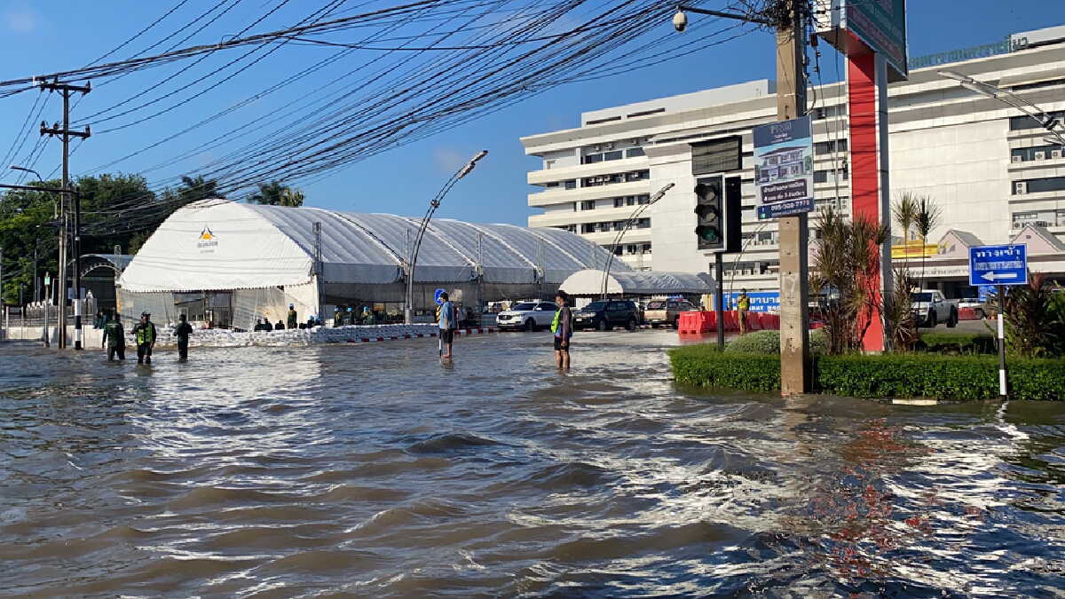 โกลาหล มวลน้ำลำตะคอง ทะลักท่วม รพ.มหาราชโคราช โกลาหล มวลน้ำลำตะคอง ทะลักท่วม รพ.มหาราชโคราช