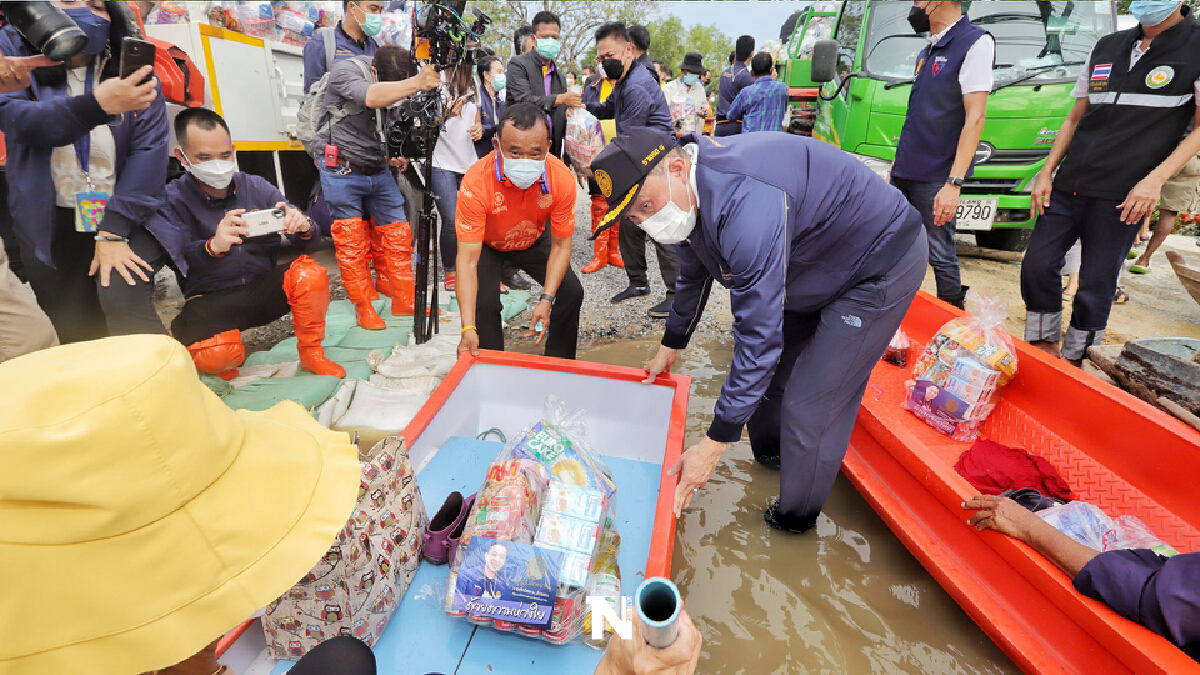 รมว.คมนาคม ลงพื้นที่มอบถุงยังชีพผู้ประสบอุทกภัย 3,300 ครัวเรือน
