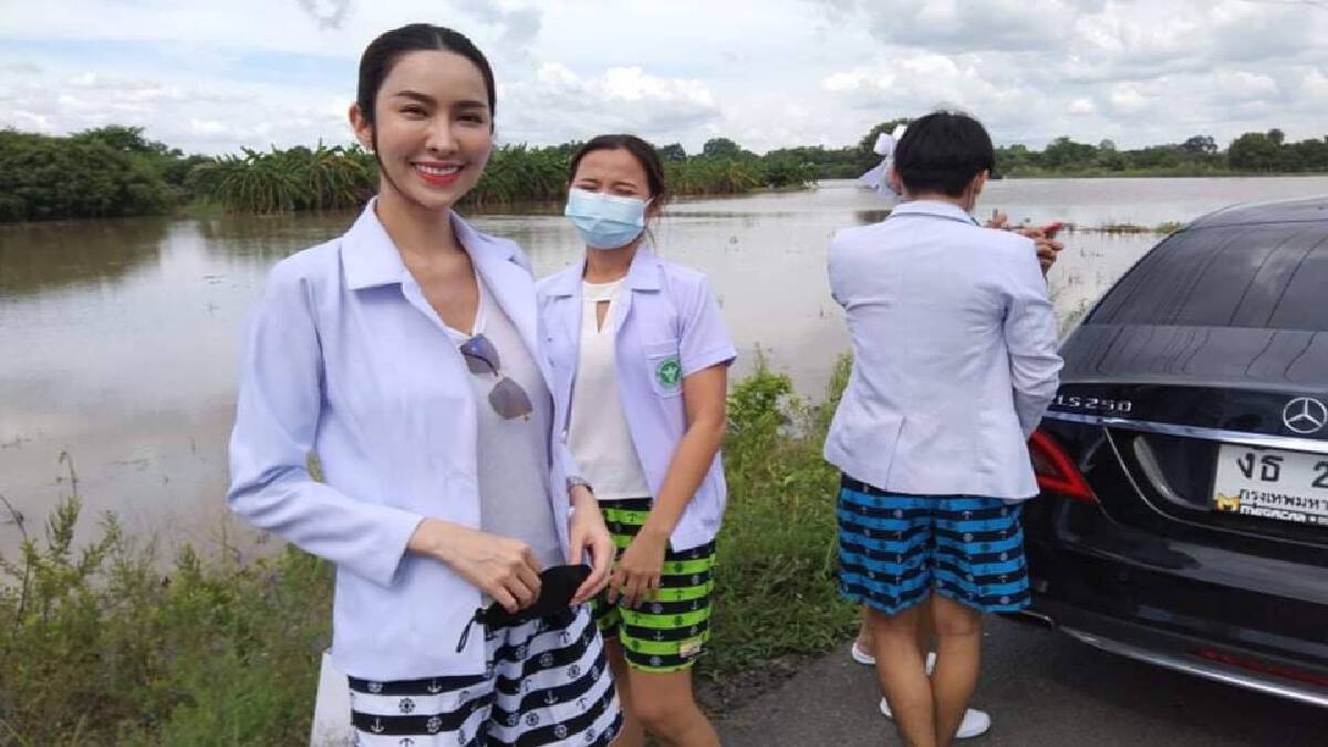 “ดร.ม่านฟ้า” นำทีมหมอเปลี่ยนชุดริมถนน ลุยน้ำท่วมตรวจโรคผู้สูงอายุ “ดร.ม่านฟ้า” นำทีมหมอเปลี่ยนชุดริมถนน ลุยน้ำท่วมตรวจโรคผู้สูงอายุ