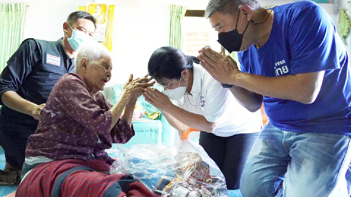 "สุดารัตน์" ควง สุรวุฒิ เชิดชัย นำทีม ทสท. ลงเรือลุยเยี่ยมผู้ประสบภัย "สุดารัตน์" ควง สุรวุฒิ เชิดชัย นำทีม ทสท. ลงเรือลุยเยี่ยมผู้ประสบภัย