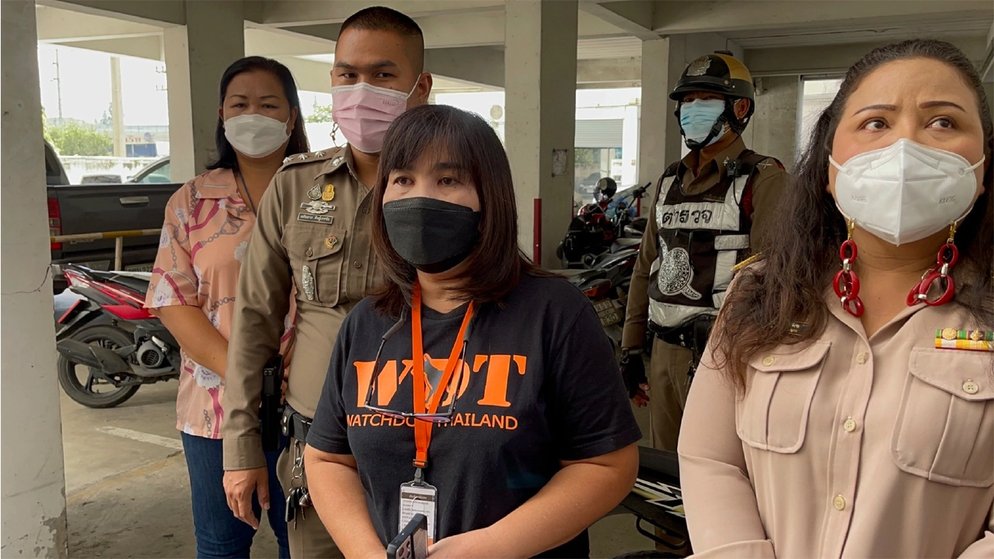 แม่เจ๊หงส์ ไม่ยอมส่งตัวลูกสาวไปรักษา ยันจะพากลับร้อยเอ็ดพร้อมพิทบูล 2 ตัว