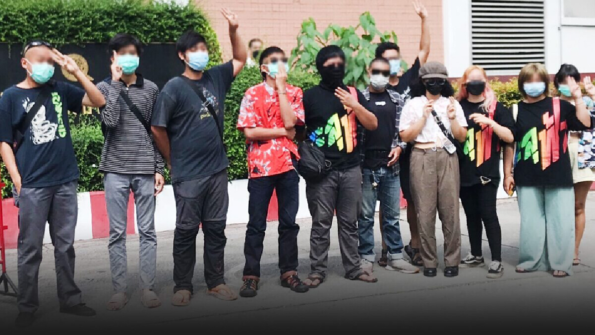 14 ทะลุฟ้ามอบตัวตำรวจ สน.ทุ่งสองห้อง คดีสาดสีใส่ป้ายโรงพัก