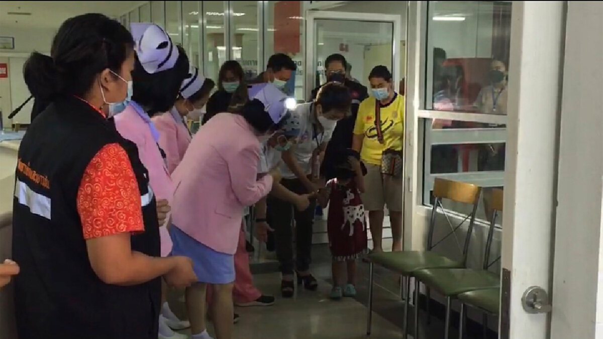 ยายพาน้องฟ้าใสวัย 3 ขวบถูกพ่อทำร้ายตรวจสภาพจิตใจ