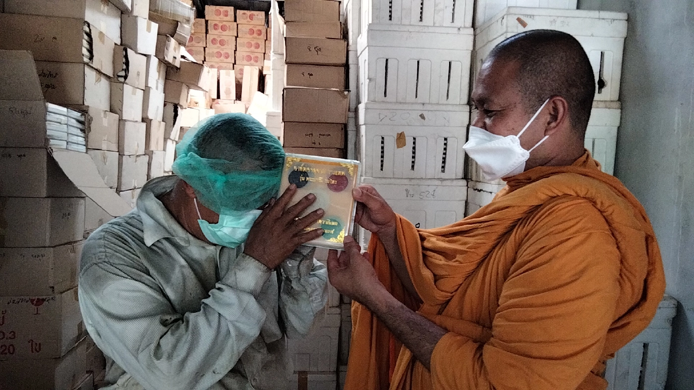 ชาวบ้านเมืองคอนแห่บริจาคจตุคาม 1 แสนองค์ลงกรุโบสถ์ใหม่