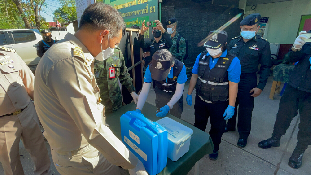 ทหารพรานจับ3หนุ่มลอบขนยาบ้าอีเคล็อตใหญ่มูลค่า160ล้านบาท ทหารพรานจับ3หนุ่มลอบขนยาบ้าอีเคล็อตใหญ่มูลค่า160ล้านบาท