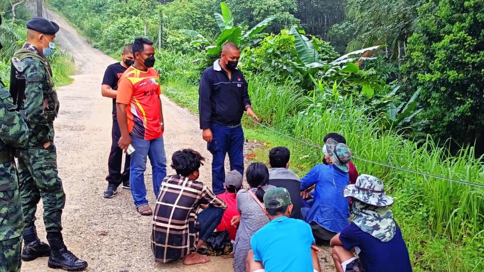 รวบหนุ่มมอญซิ่งกระบะขนแรงงานเมียนมาหนีข้ามจังหวัด รวบหนุ่มมอญซิ่งกระบะขนแรงงานเมียนมาหนีข้ามจังหวัด
