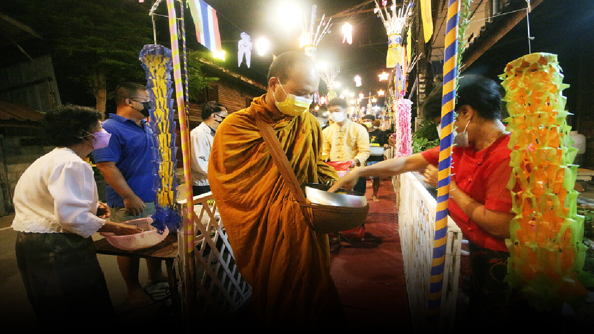 ชาวแม่ลาน้อยตักบาตรเทโวสืบสานวัฒนธรรมท้องถิ่น