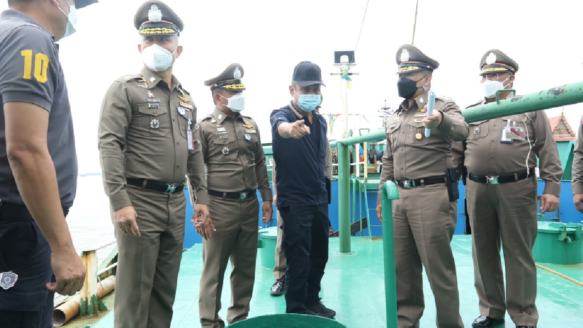 "บิ๊กใหม่" ควง "บิ๊กก้อง" แถลงจับน้ำมันเถื่อน 4 แสนลิตร เตรียมสั่งขยายผลต่อ