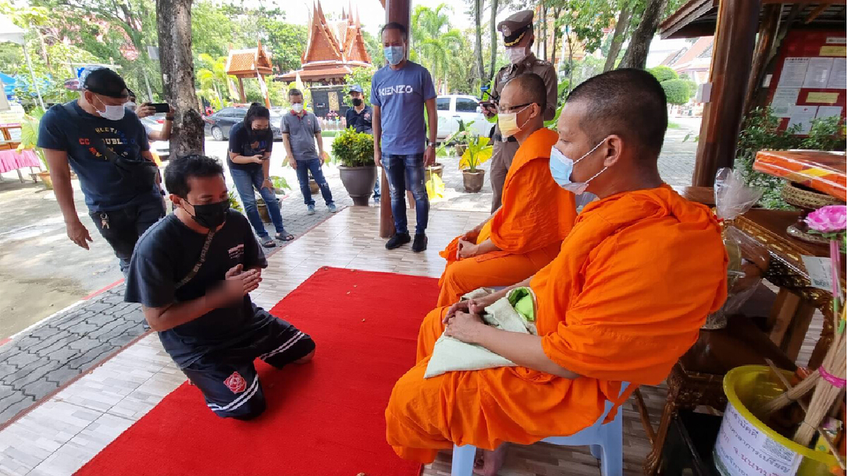 จับหนุ่มตกงานเอาปืนปากกาจำนำพระ ฉุนถูกด่าเลยขโมยมือถือพระแทน จับหนุ่มตกงานเอาปืนปากกาจำนำพระ ฉุนถูกด่าเลยขโมยมือถือพระแทน