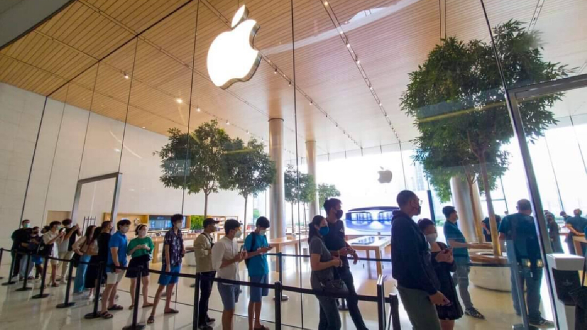 เปิดขาย iphone 13 หน้าร้านวันแรกคึกคัก สาวกไอโฟนไปต่อแถวแต่เช้ามืด