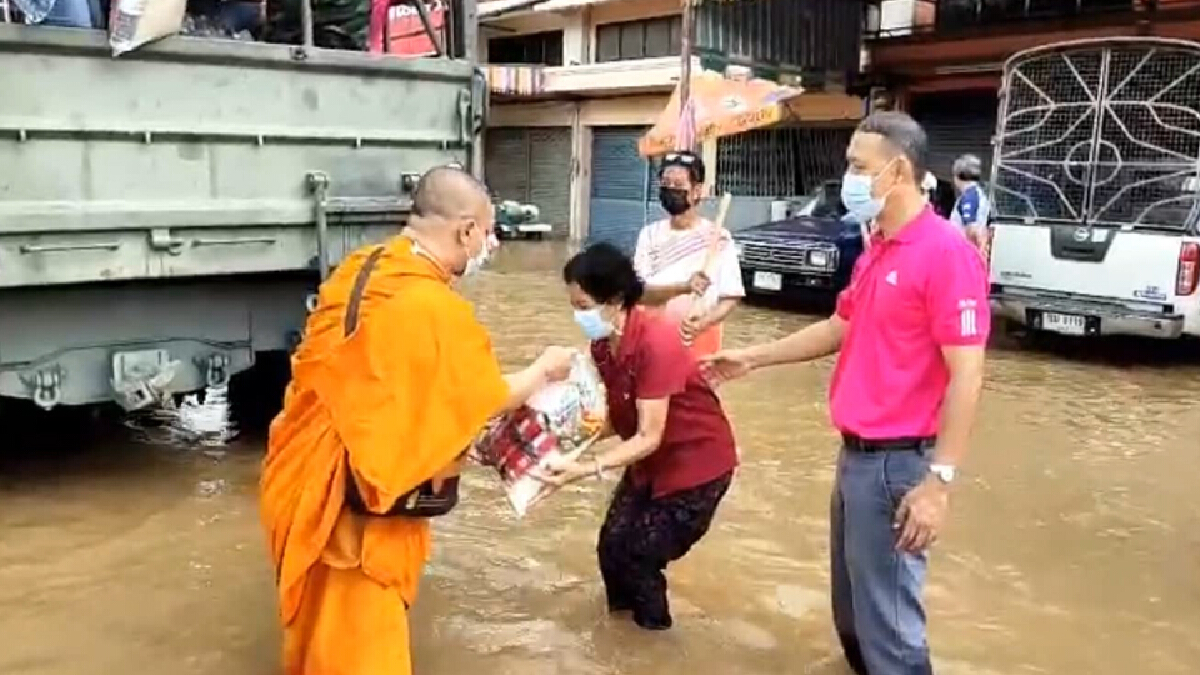 หลวงพ่อแดงวัดอินทาราม นำทีมคณะสงฆ์จัดถุงยังชีพลุยช่วยน้ำท่วม หลวงพ่อแดงวัดอินทาราม นำทีมคณะสงฆ์จัดถุงยังชีพลุยช่วยน้ำท่วม