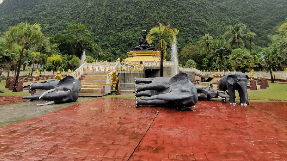เกิดพายุฝนกระหน่ำลมกระโชกแรงซัดช้างหน้าหลวงปู่ทวดล้มเสียหาย 3 ตัว เกิดพายุฝนกระหน่ำลมกระโชกแรงซัดช้างหน้าหลวงปู่ทวดล้มเสียหาย 3 ตัว