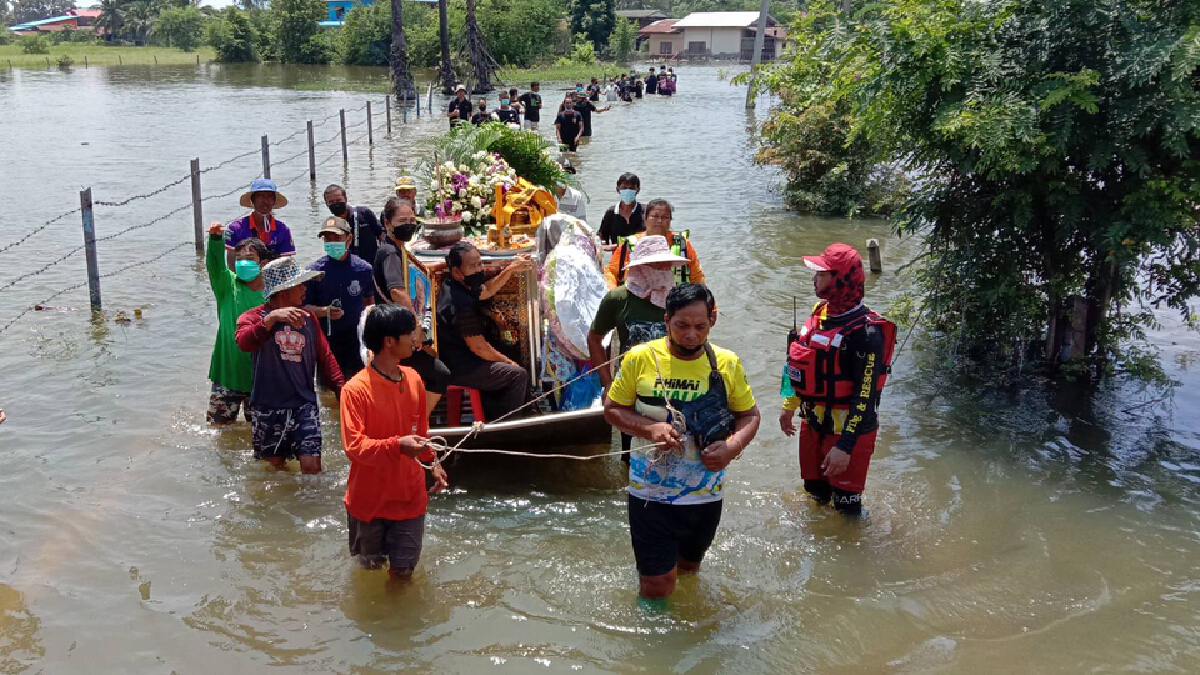 น้ำท่วมหมู่บ้านริมน้ำชาวบ้านต้องนำศพขึ้นเรือไปเผาหมู่บ้านอื่น น้ำท่วมหมู่บ้านริมน้ำชาวบ้านต้องนำศพขึ้นเรือไปเผาหมู่บ้านอื่น