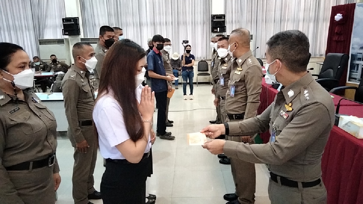 เหยื่อแชร์ออนไลน์ มอบทุนการศึกษาบุตร ตร. เมืองคอน