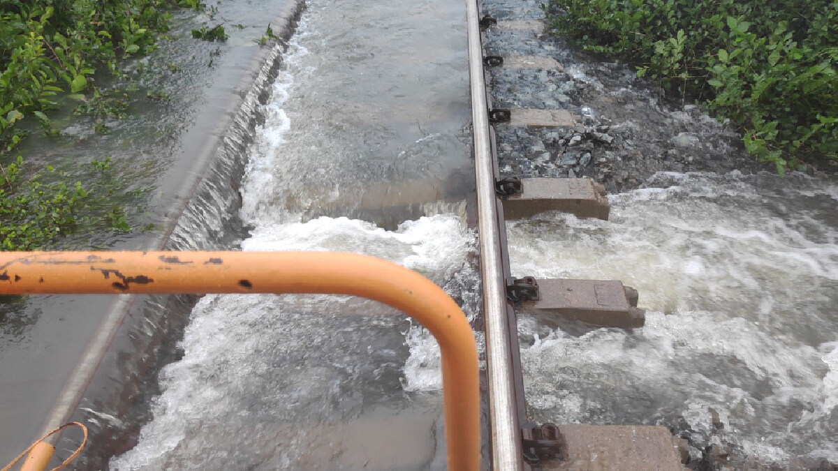 กระแสน้ำพัดหินทางรถไฟสายอีสานที่โคราช รฟท. ประกาศปิดเส้นทาง กระแสน้ำพัดหินทางรถไฟสายอีสานที่โคราช รฟท. ประกาศปิดเส้นทาง