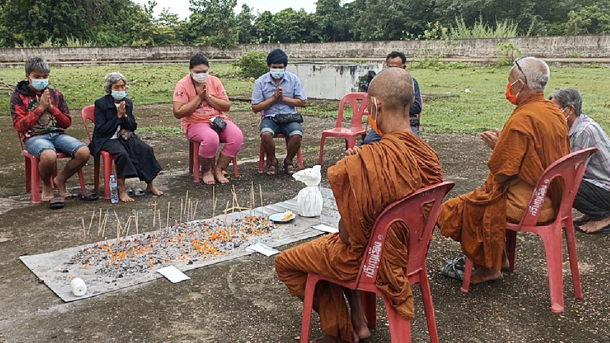 ญาตินำกระดูกหญิงวัย79 ที่เสียชีวิตจากโควิดกลับไปรอทำบุญที่บ้าน ญาตินำกระดูกหญิงวัย79 ที่เสียชีวิตจากโควิดกลับไปรอทำบุญที่บ้าน