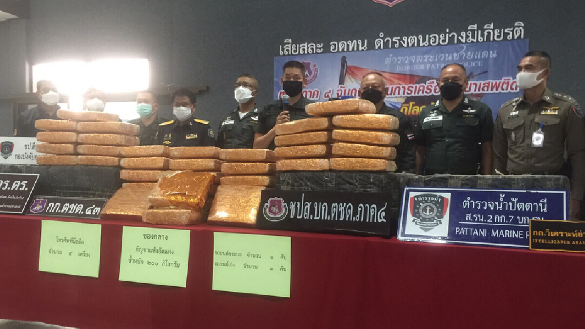 ตชด.รวบ 4 สาว ขนกัญชาอัดแท่ง 200 กก. มูลค่า 10 ล้านบาท ตชด.รวบ 4 สาว ขนกัญชาอัดแท่ง 200 กก. มูลค่า 10 ล้านบาท
