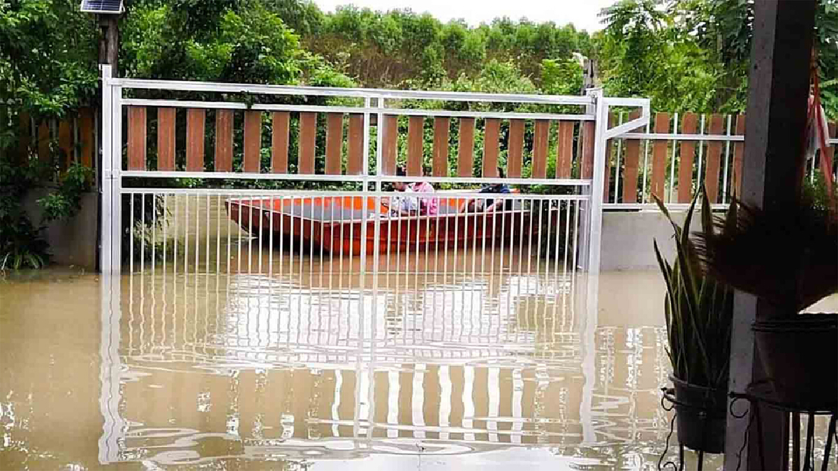 ฝนตกหนักน้ำล้นคลองพระปรง บ้านเรือนถูกตัดขาด 49 หลังคาเรือน