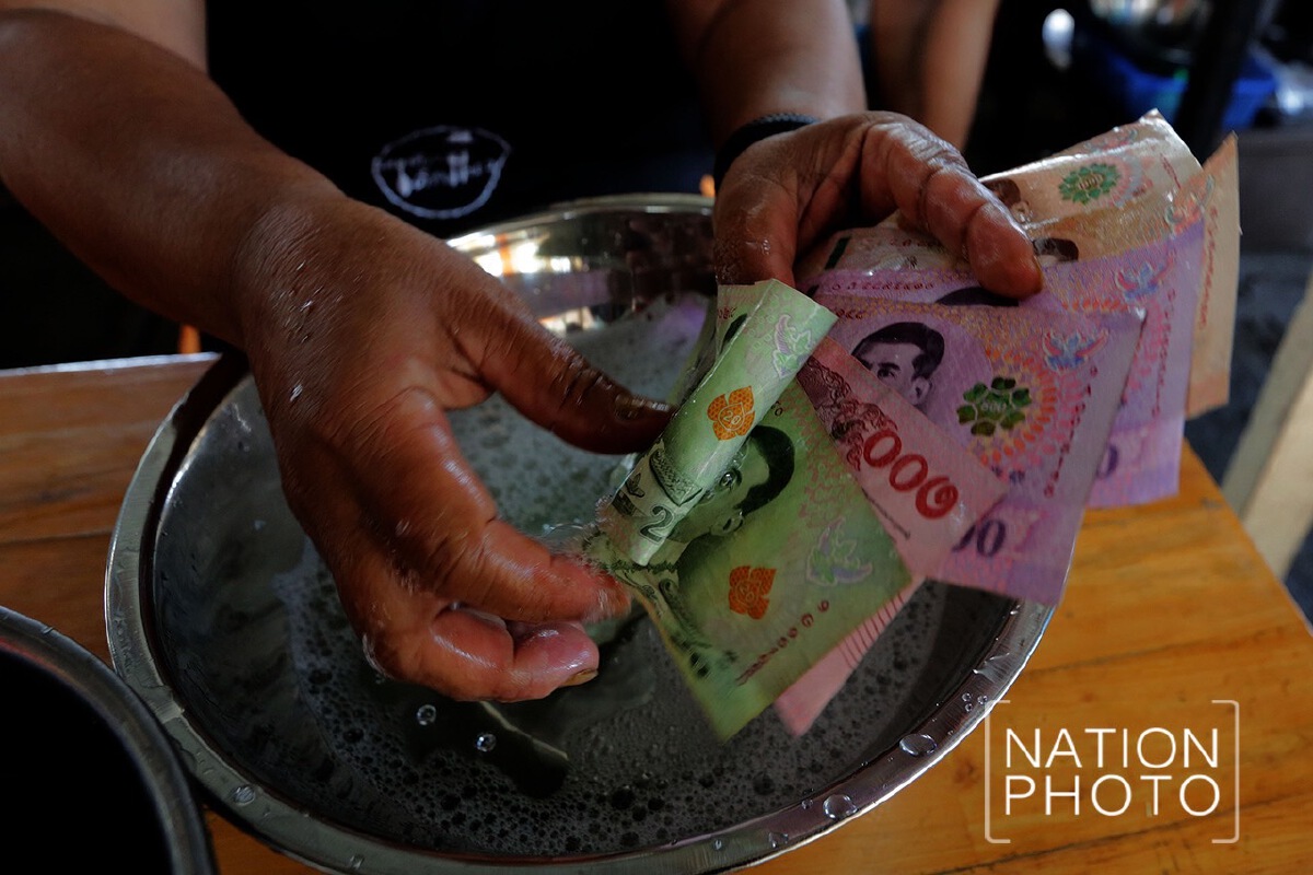 ยุคโควิด-19แม่ค้าข้าวแกงหาดใหญ่ล้างธนบัตรก่อนเก็บ