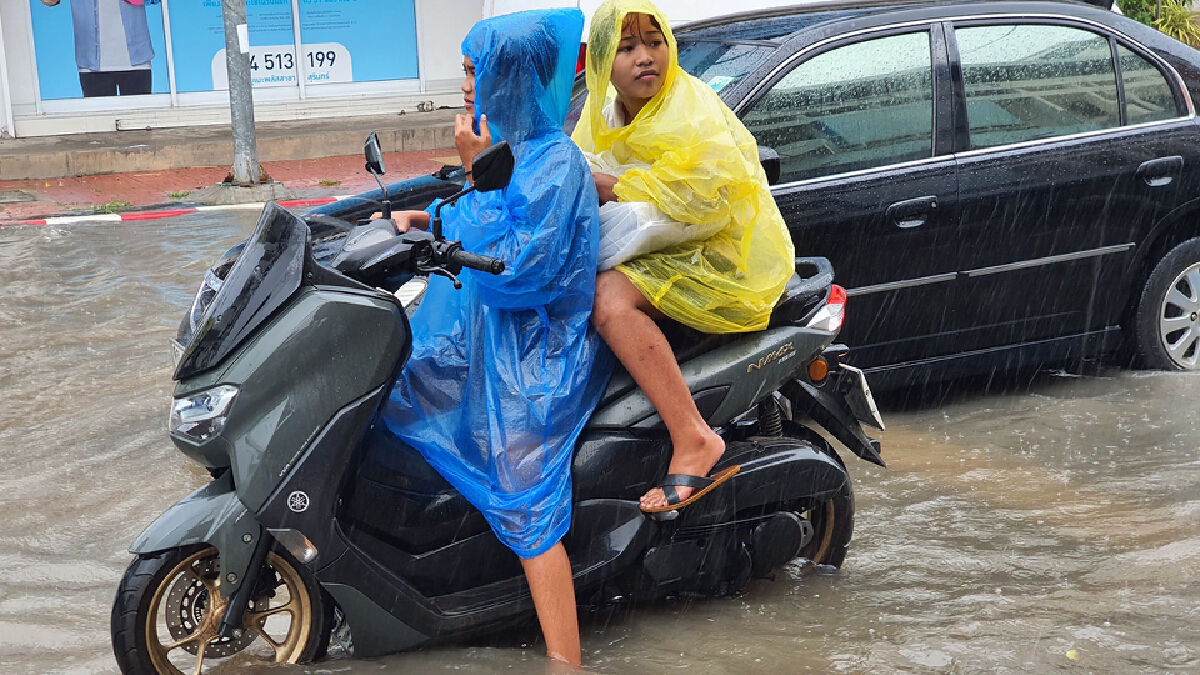 พายุฝนถล่มเมืองช้างทำฝนตกหนักติดต่อกันกว่าชั่วโมง น้ำท่วมสูงกว่า 50 ซม. พายุฝนถล่มเมืองช้างทำฝนตกหนักติดต่อกันกว่าชั่วโมง น้ำท่วมสูงกว่า 50 ซม.