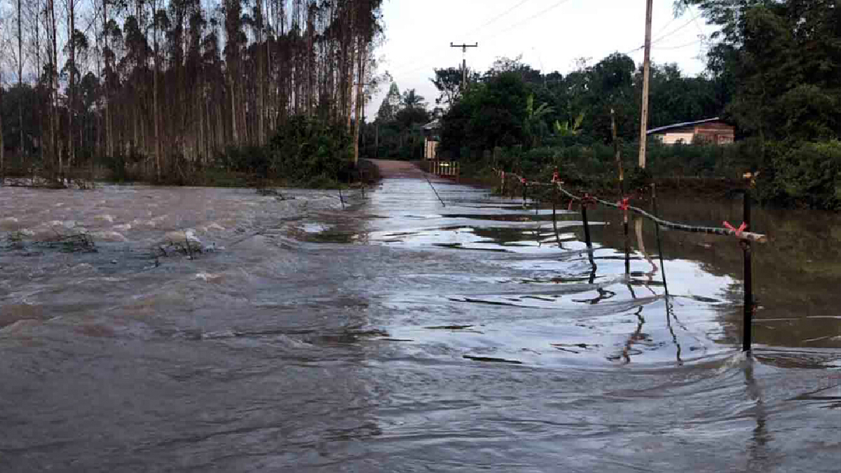 บ้านทับใหม่น้ำเริ่มลดลง หลังฝนหยุดตก 2 วัน บ้านทับใหม่น้ำเริ่มลดลง หลังฝนหยุดตก 2 วัน