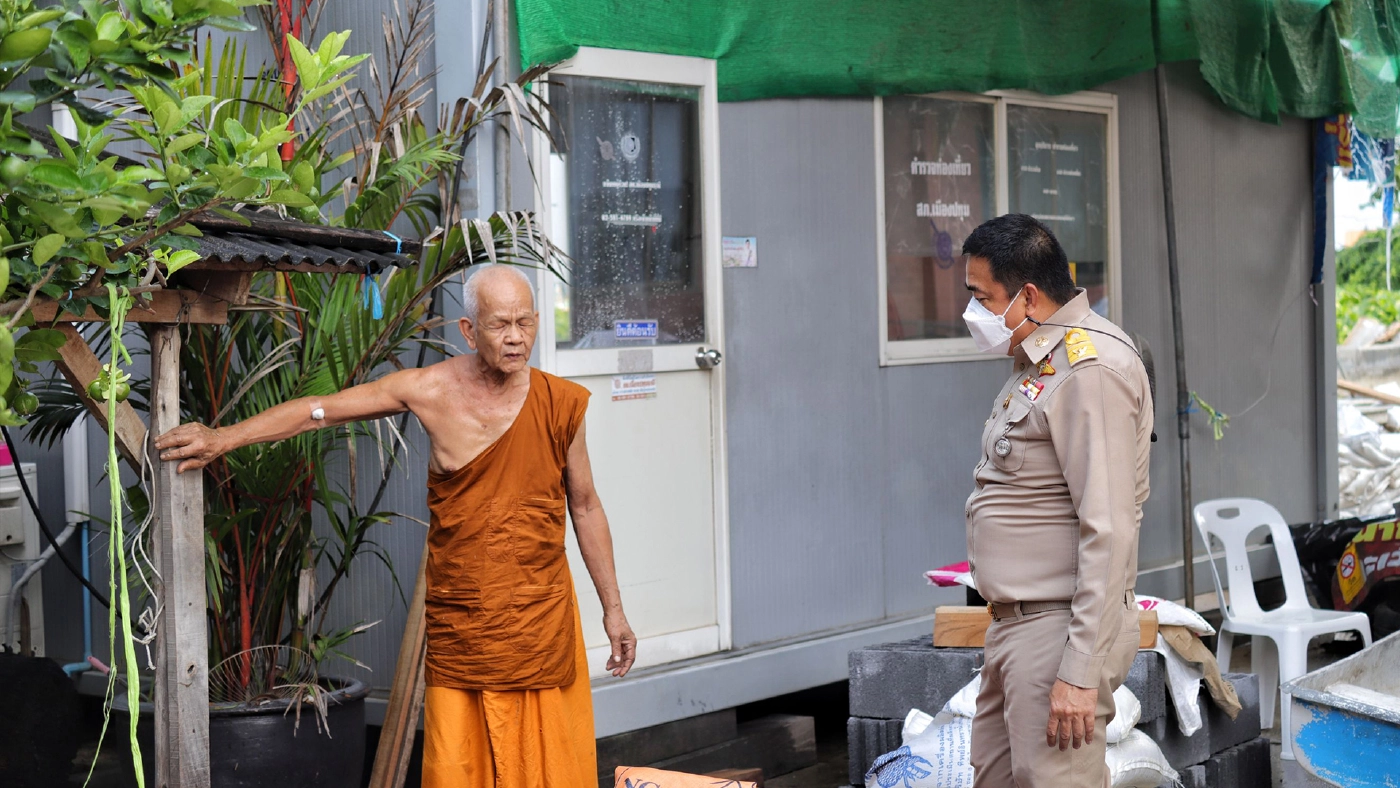 นอภ.เมืองปทุมธานี ลงพื้นที่ช่วยพระ ชาวบ้าน ทำคันกั้นน้ำ นอภ.เมืองปทุมธานี ลงพื้นที่ช่วยพระ ชาวบ้าน ทำคันกั้นน้ำ