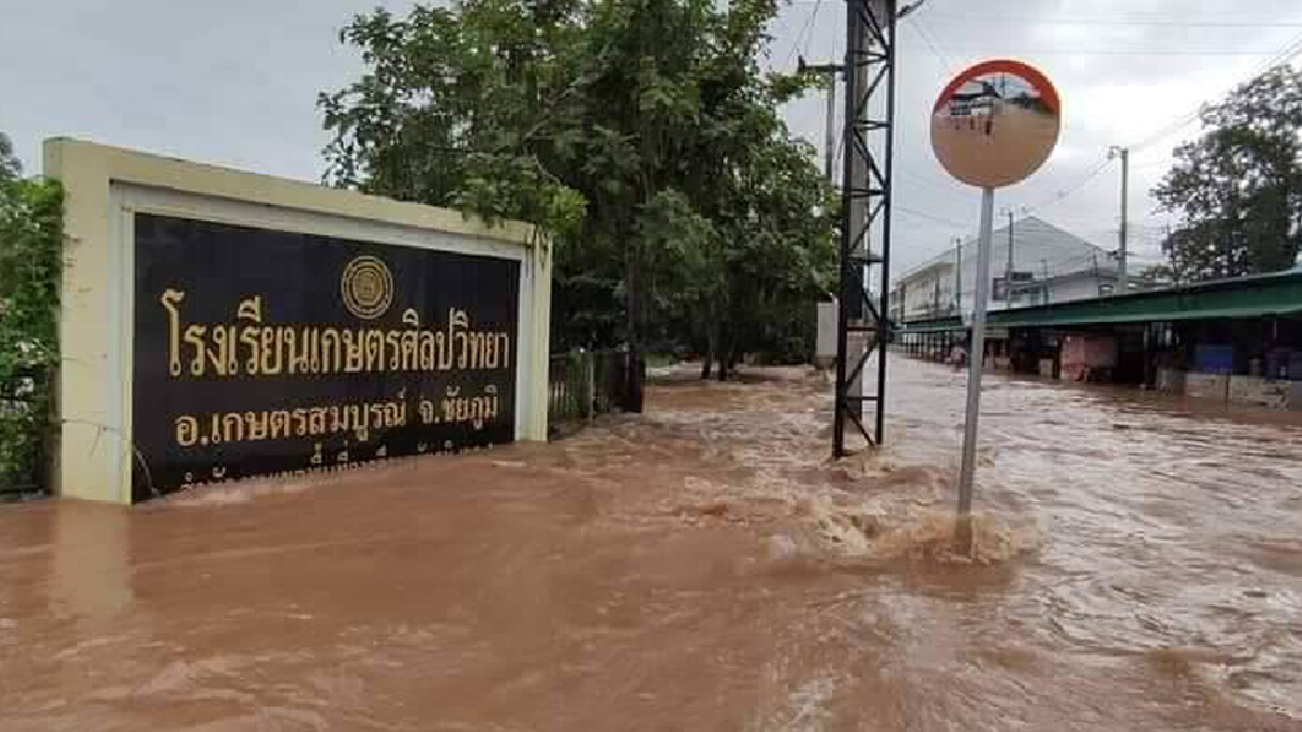 น้ำทะลักชัยภูมิรอบ 2 ประกาศปิดเส้นทางรถไฟกลางดึก