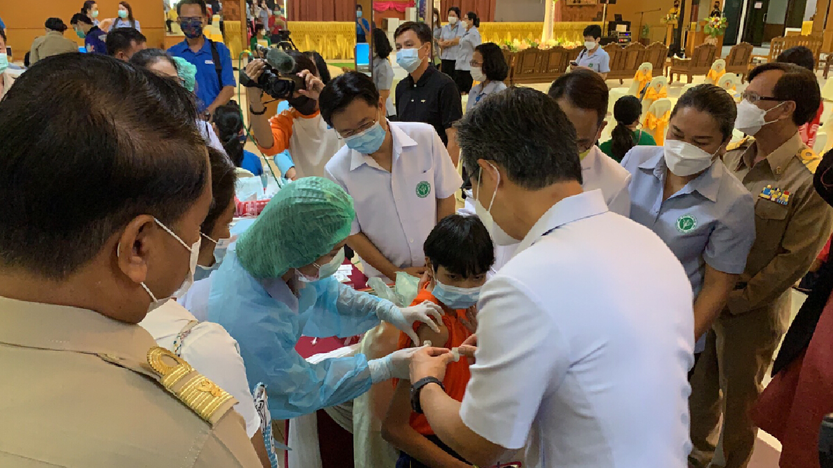 โฆษกศบค.ร่วมลั่นกระดิ่งคิกออฟฉีดวัคซีนโควิดแก่นักเรียนที่ศรีสะเกษ