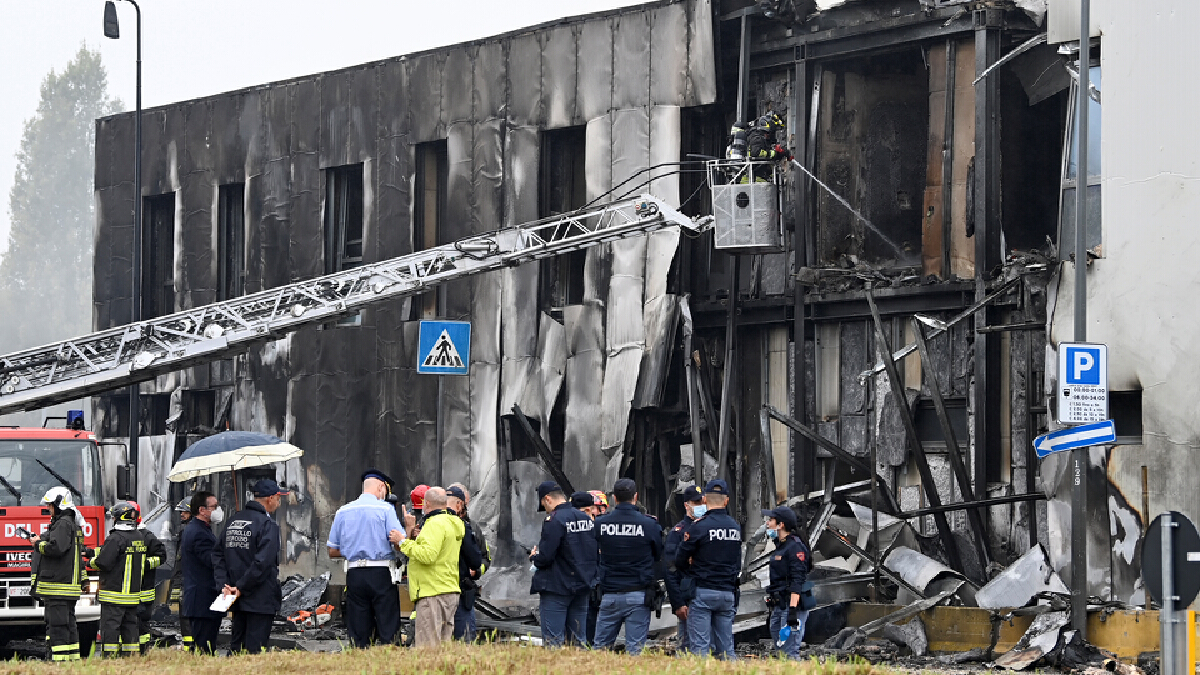 เครื่องบินเล็กตกชนตึกเปล่าที่อิตาลี