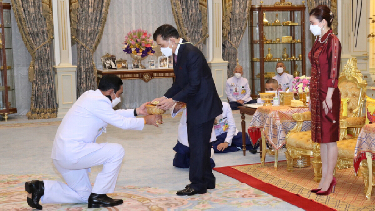 ในหลวง พระราชทานพระบรมราชวโรกาสให้ นายกฯและคณะบุคคล เฝ้าฯ ในหลวง พระราชทานพระบรมราชวโรกาสให้ นายกฯและคณะบุคคล เฝ้าฯ