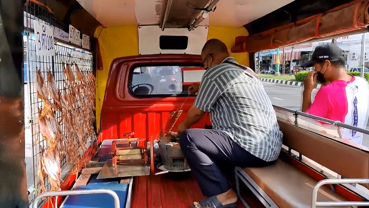 แวะชิมหมึกย่างบนรถตุ๊กตุ๊ก ปรับตัวสู้ชีวิตยุคโควิด-19