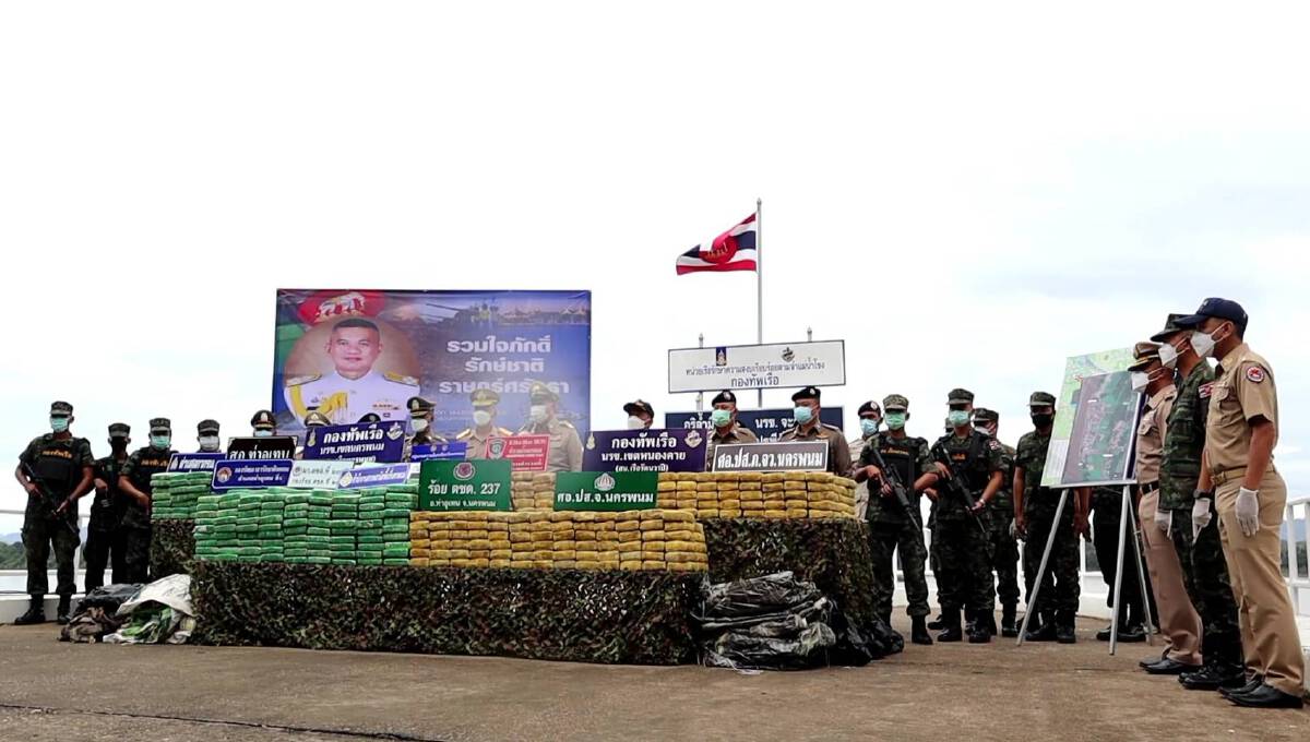 นครพนมฉวยโอกาสช่วงพายุขนยานรก-กัญชา ยึดของกลางมูลค่า400ล. นครพนมฉวยโอกาสช่วงพายุขนยานรก-กัญชา ยึดของกลางมูลค่า400ล.