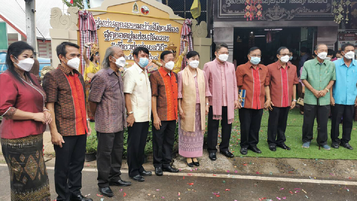 ปลัดกระทรวง วธ.เปิดป้าย“ชุมชน ยลวิถี”บ้านโคกเมือง บุรีรัมย์