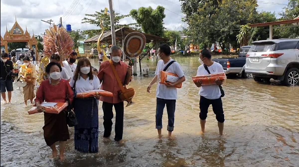 น้ำท่วมไม่หวั่น ชาวบ้านชุมพวงผ่ากระแสน้ำท่วมร่วมบุญกฐินคับคั่ง น้ำท่วมไม่หวั่น ชาวบ้านชุมพวงผ่ากระแสน้ำท่วมร่วมบุญกฐินคับคั่ง