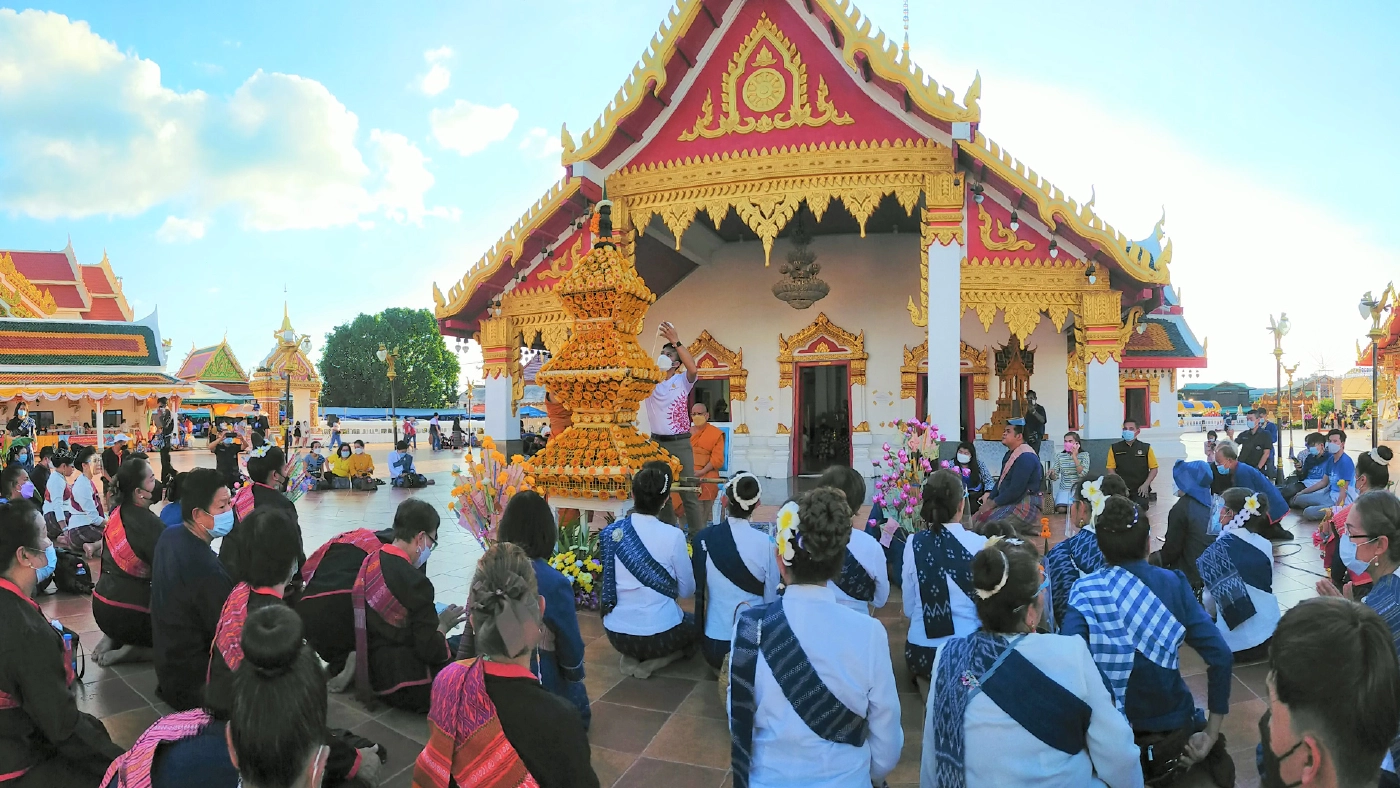 ชนชาวพื้นเมืองสกลนครถวายปราสาทผึ้งออกพรรษา ชนชาวพื้นเมืองสกลนครถวายปราสาทผึ้งออกพรรษา