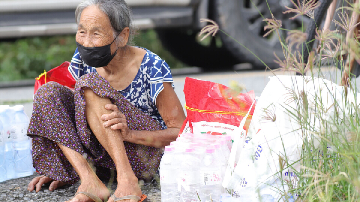 นอภ.หนองเสือ สส.พิษณุ ลงพื้นที่ มอบของช่วยชาวบ้านตำบลศาลาครุ