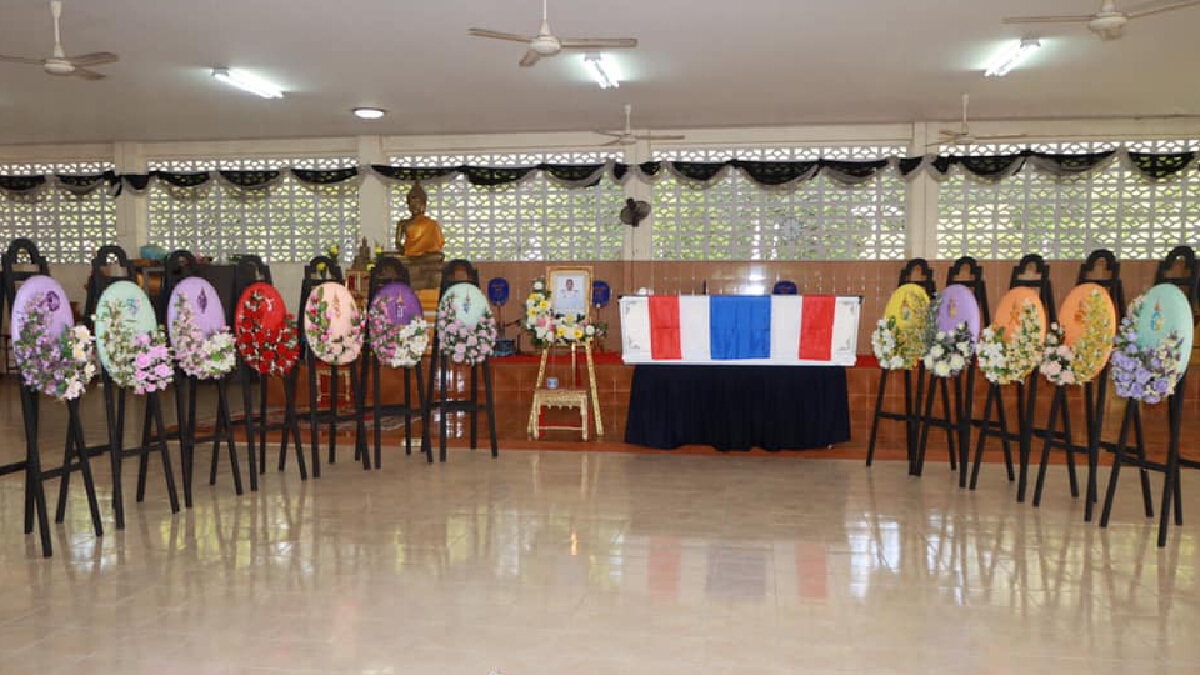 "ในหลวง" พระราชทานพวงมาลาวางหน้าหีบศพ "รท.กฤษณะ" "ในหลวง" พระราชทานพวงมาลาวางหน้าหีบศพ "รท.กฤษณะ"