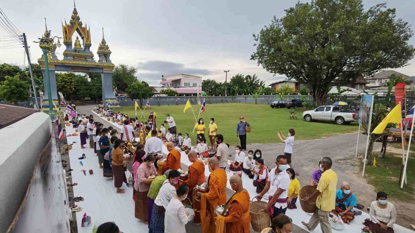 ชาวชุมชนสาวะถีร่วมตักบาตรเทโวหลังวันออกพรรษา