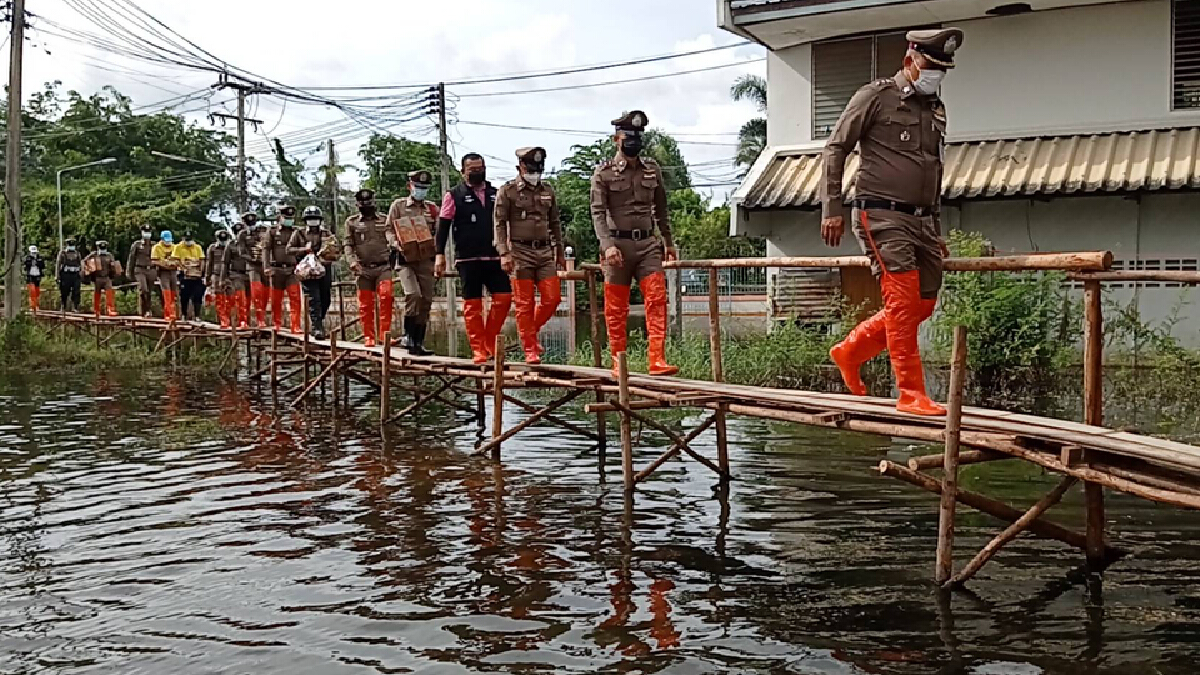 ผบช.ภ.3 รุดช่วยครอบครัวตำรวจ ถูกแม่น้ำมูลทะลักท่วมบ้านพัก ผบช.ภ.3 รุดช่วยครอบครัวตำรวจ ถูกแม่น้ำมูลทะลักท่วมบ้านพัก