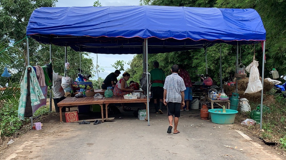 ศรีสะเกษ ชาวบ้าน 6 ครอบครัว น้ำท่วมบ้านต้องมานอนบนถนน