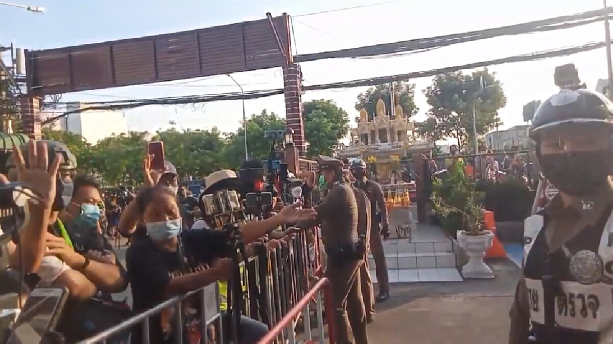 สน.ดินแดง ป่วน ม็อบรวมตัวไว้อาลัยโจ๋ 15 ที่ถูกยิงเสียชีวิต