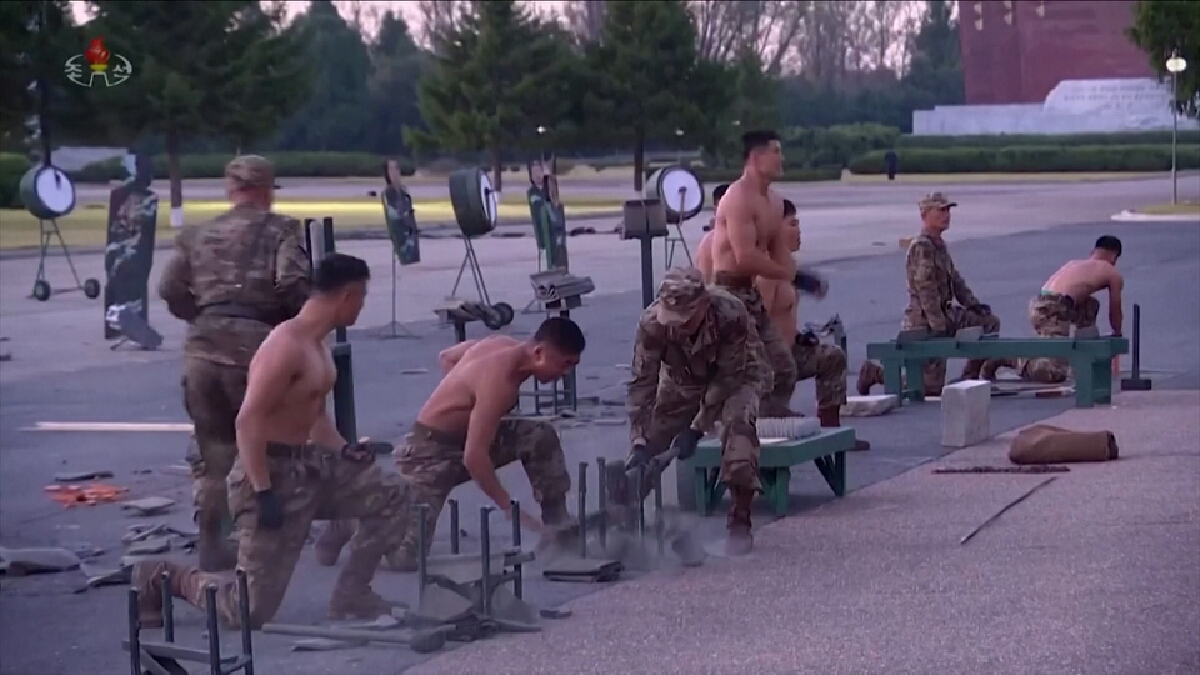 ดูความแข็งแกร่งของทหารเกาหลีเหนือ ทนทานเหมือนไม่ใช่คน (คลิป) ดูความแข็งแกร่งของทหารเกาหลีเหนือ ทนทานเหมือนไม่ใช่คน (คลิป)