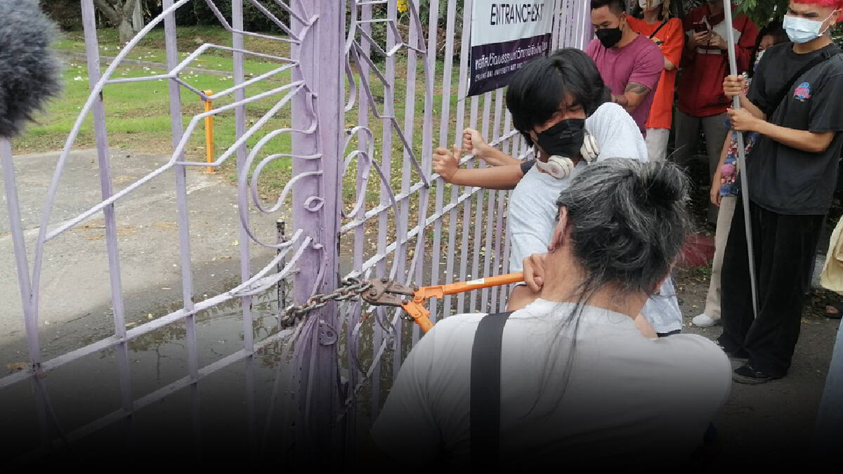 นศ.ตัดโซ่ประตูบุกยึดหอศิลป์มหาวิทยาลัยเชียงใหม่