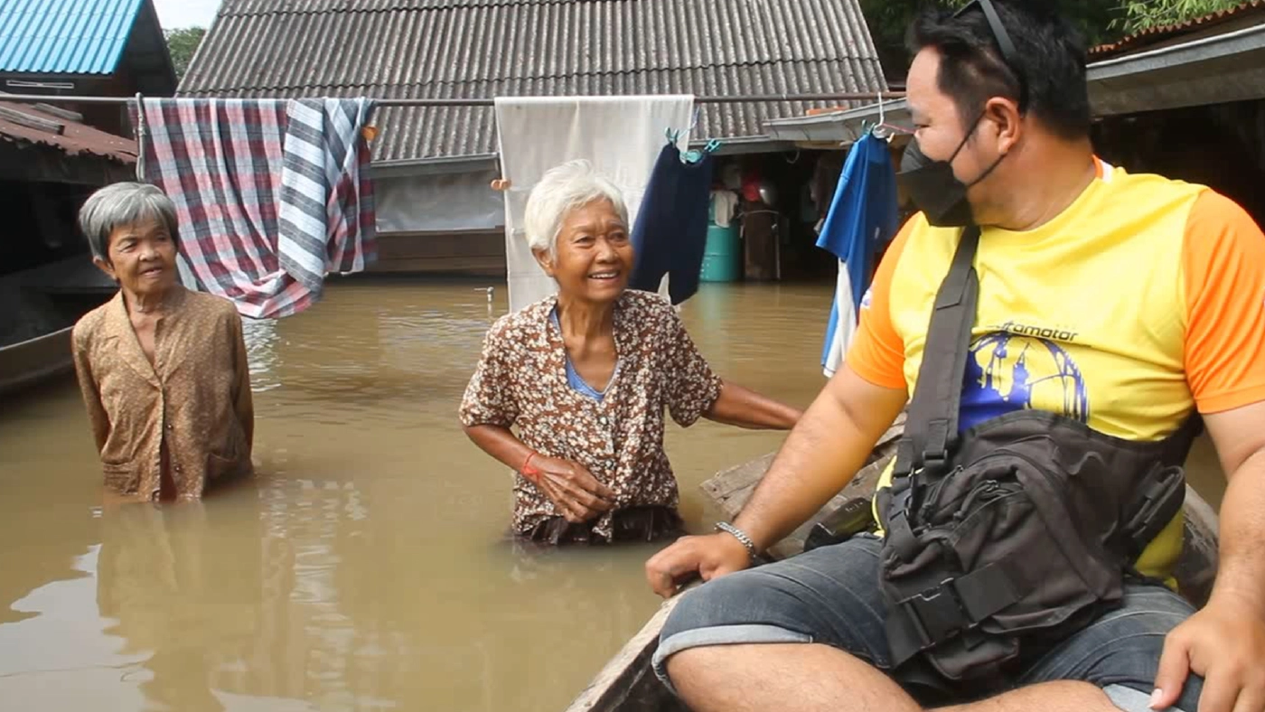 ชาวบ้านเจ้าเจ็ด อ.เสนา น้ำท่วมหนัก วอนขอเรือและถุงยังชีพ