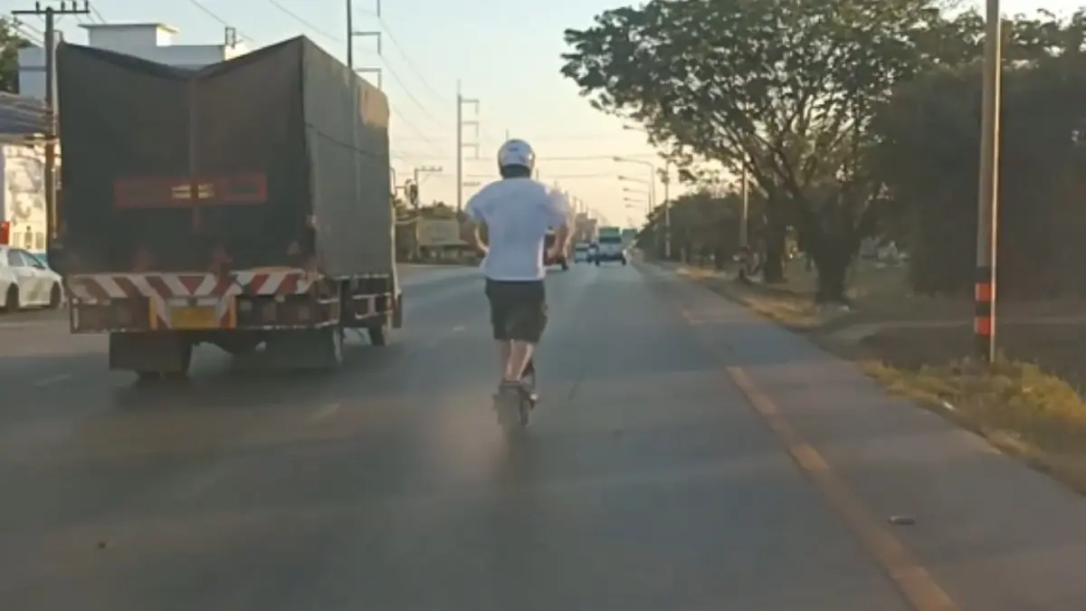 โซเชียลรุมตำหนิ "หนุ่มสกู๊ตเตอร์" ซิ่งกลางถนนเสี่ยงอุบัติเหตุ