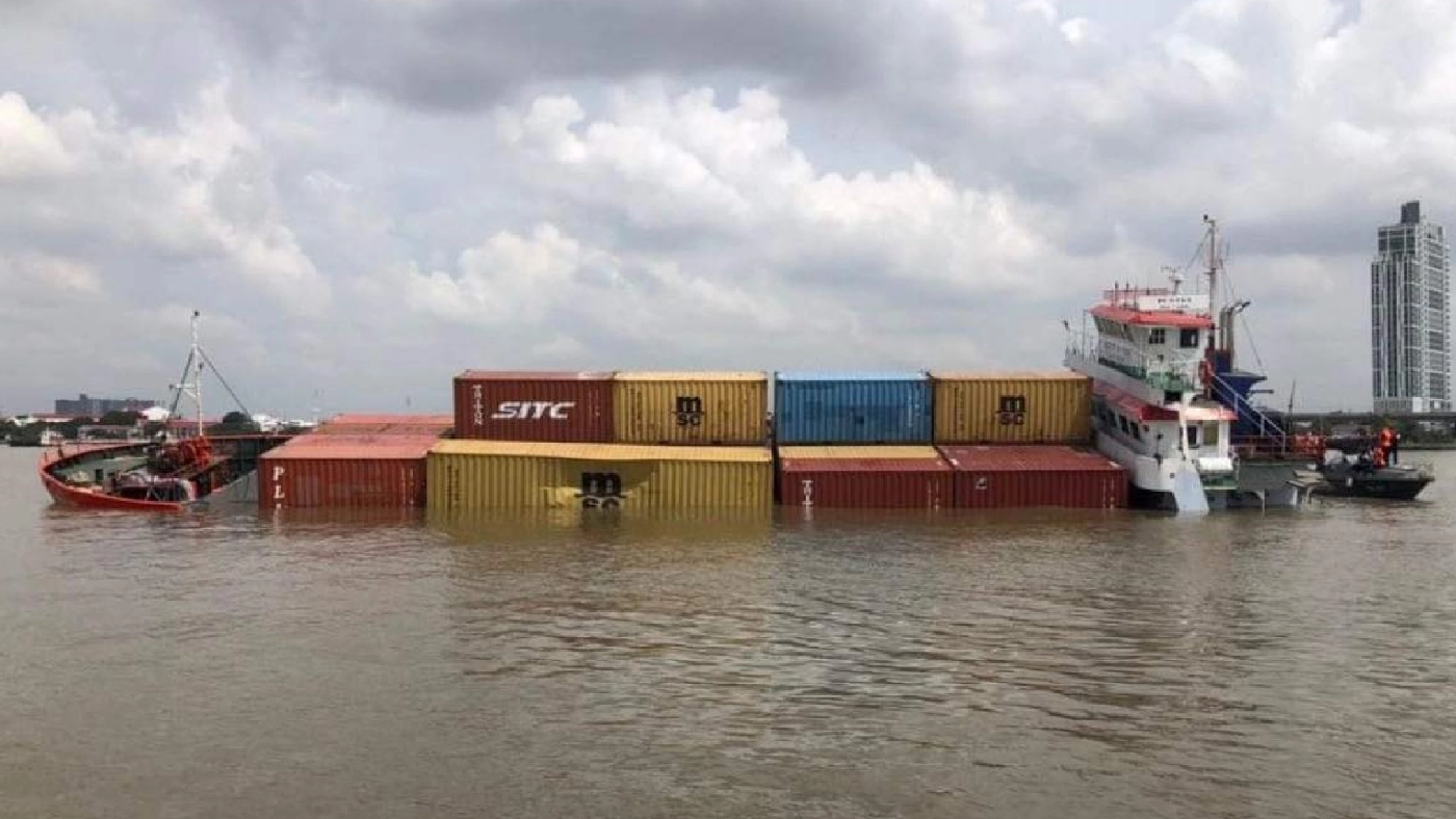 ด่วน ! พบเรือจมที่ปากน้ำ จังหวัดสมุทรปราการ ด่วน ! พบเรือจมที่ปากน้ำ จังหวัดสมุทรปราการ