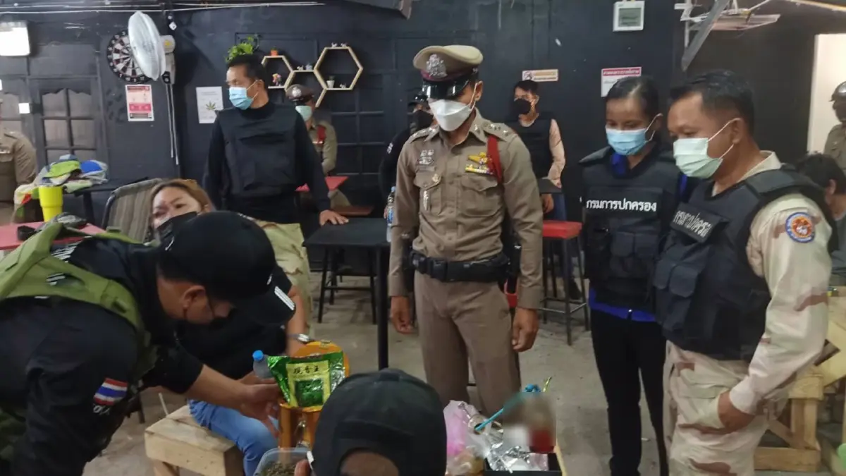 ขายข้าวแกงบังหน้าค้นหลังร้านเปิดผับมั่วสุมยาไอซ์ ยาบ้า
